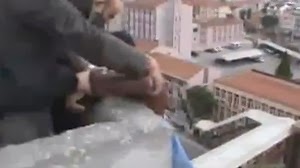 بالفيديو الشرطة التركية تحاول نقاذ شخص حاول الانتحار