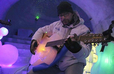 بالصور فرقة أوركسترا سويدية تعزف على اَلات مصنوعة من الجليد