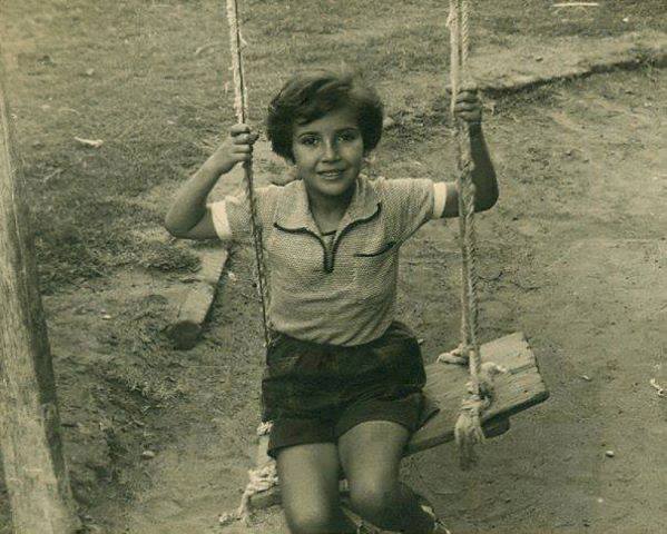 صورة ميرفت أمين وهي طفلة صغيرة على المرجوحة ، Mirvat Amen