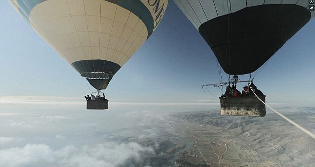 صور مغامرين فرنسيين مشون على الحبال فى السماء ، سكاى لاينرز