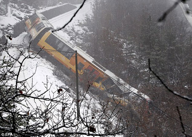 صور سقوط قطار سياحى في جبال الألب الفرنسية