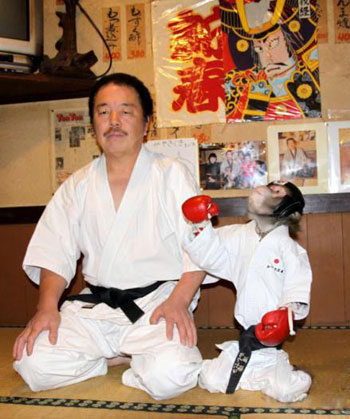 بالصور ،، قرد يمارس رياضة الكونغ فو والكاراتيه في اليابان