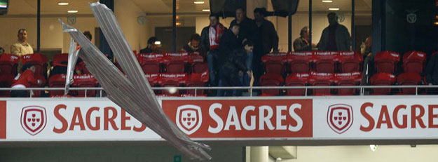 أسباب تأجيل مباراة بنفيكا وسبورتنج لشبونة ، ديربى البرتغال 2014 - صور سقوط سقف ملعب ستاد لويس