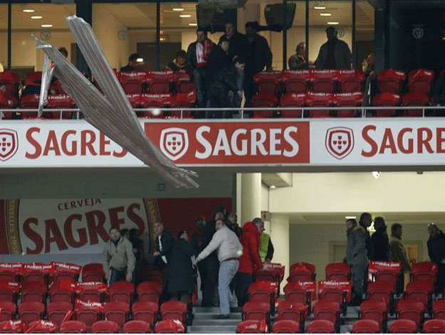 أسباب تأجيل مباراة بنفيكا وسبورتنج لشبونة ، ديربى البرتغال 2014 - صور سقوط سقف ملعب ستاد لويس