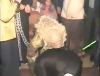 بالفيديو ،، شاب مصري يقبل قدميّ والدته في حفل زفافه