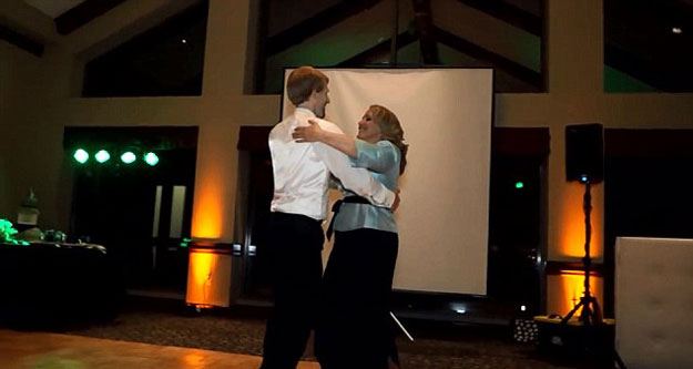 بالفيديو ، ام العريس ترقص ديسكو مع ابنها في حفل زفافه
