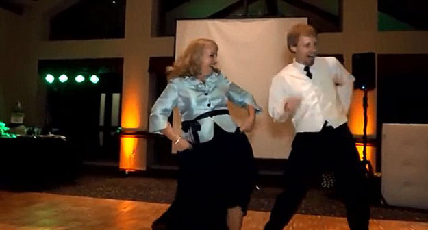 بالفيديو ، ام العريس ترقص ديسكو مع ابنها في حفل زفافه