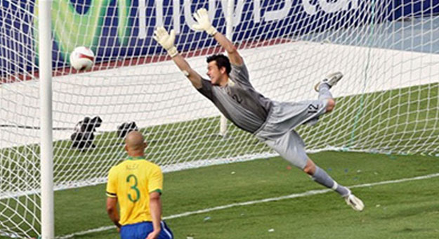 بالفيديو ،، لاعب برازيلي يسجل هدف في مرماه بطريقة مضحكة جدا