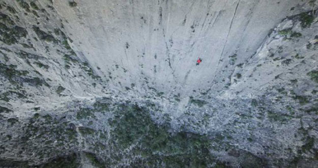 بالفيديو والصور ،، شاب امريكي يتسلق حائط بطول 457 مترا