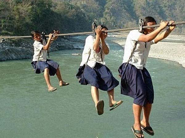 بالصور طلاب يتسلقون الجبال ويسبحون فى الماء للوصول الى مدارسهم