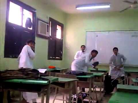 بالفيديو ،، تراشق بالاحذية بين طلاب احد الفصول الدراسية في السعودية