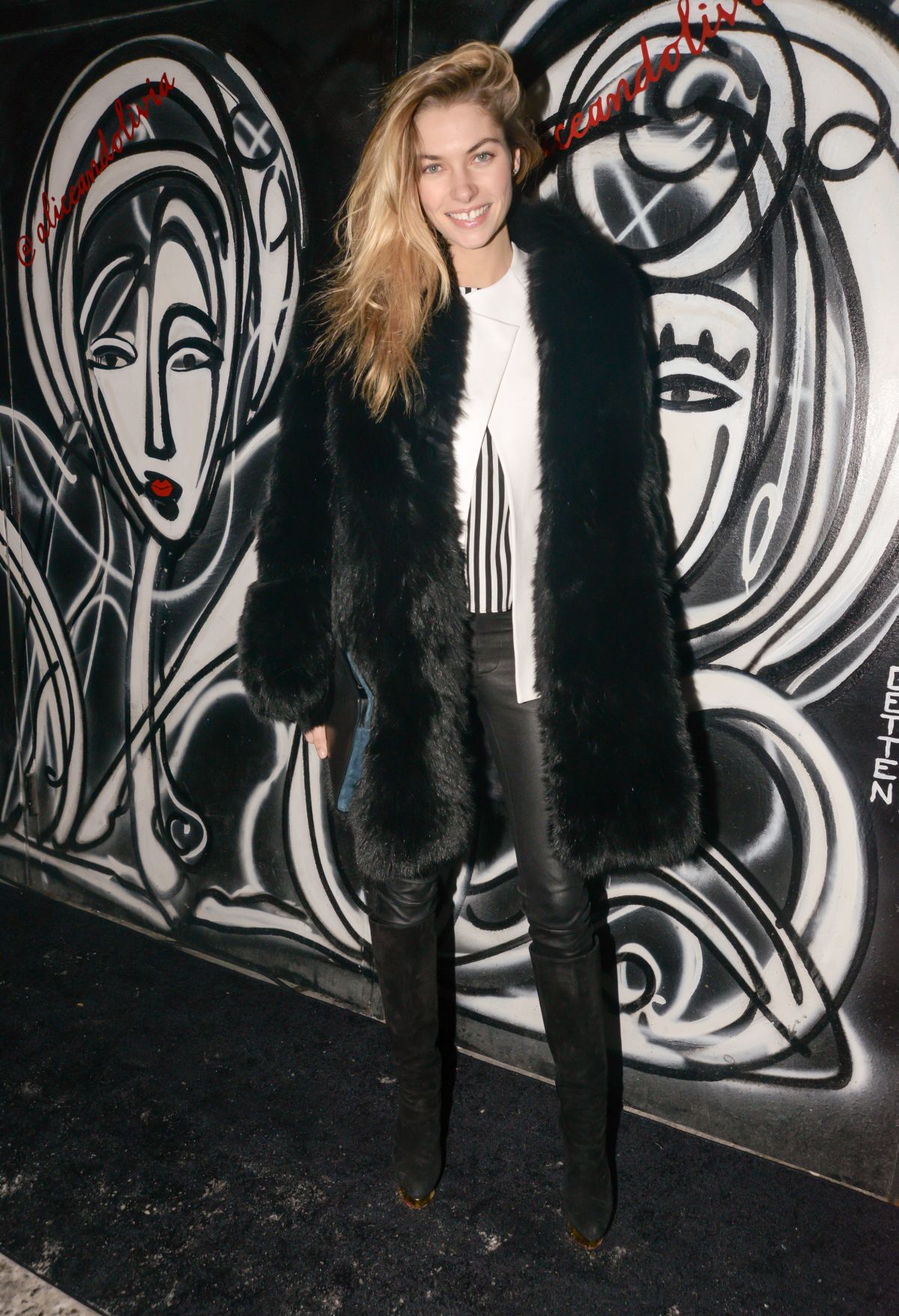 صور جيسيكا هارت في عرض ازياء Alice + Olivia في نيويورك 2014