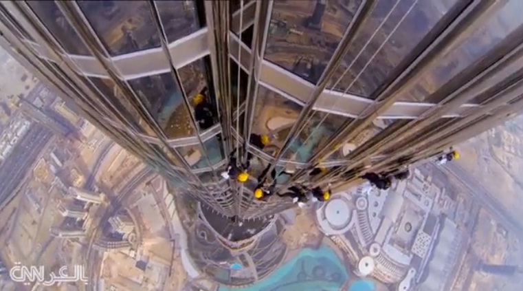 بالفيديو .. شاهد طريقة تنظيف زجاج أعلى مبنى في العالم