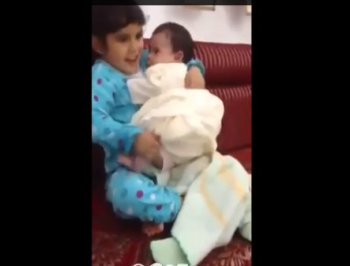 بالفيديو طفلة خليجية تلاعب اخاها الرضيع فيسقط من يديها