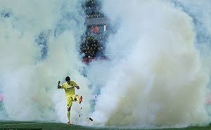 بالفيديو قنبلة غاز مسيل للدموع توقف مباراة فياريال وسلتا فيغو