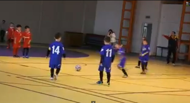 بالفيديو طفل روماني يسجل هدفا على طريقة ميسى