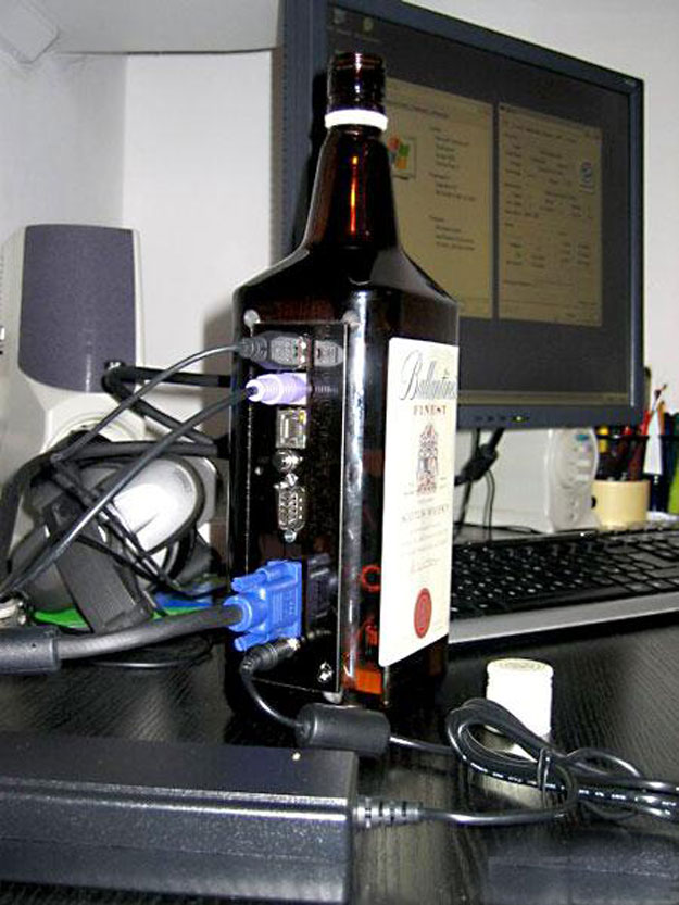 صور كمبيوتر مصنوع من زجاجة نبيذ فارغة
