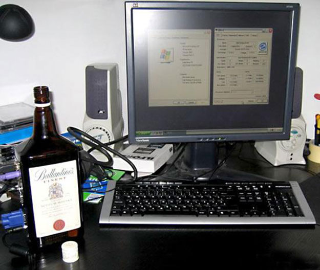 صور كمبيوتر مصنوع من زجاجة نبيذ فارغة