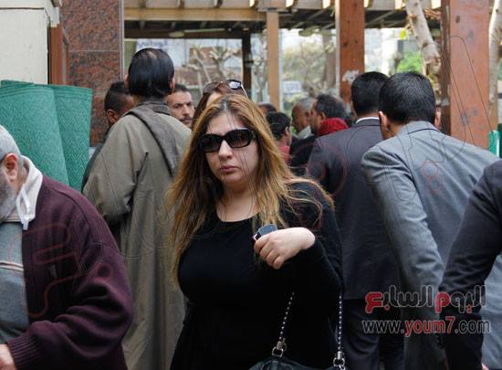 صور رانيا فريد شوقي واختها في جنازة احمد المرشدي