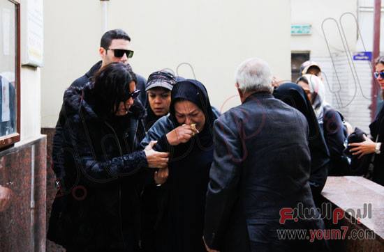 صور رانيا فريد شوقي واختها في جنازة احمد المرشدي