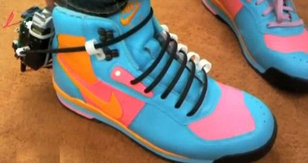 حذاء رياضي جديد من شركة Nike يربط نفسه تلقائيا - فيديو وصور