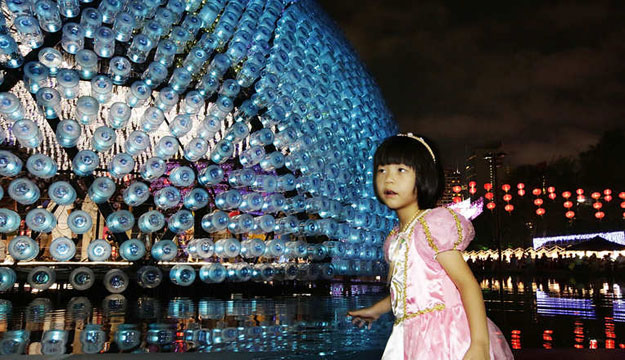 صور تحفة فنية مصنوعة من زجاجات المياه البلاستيكية في هونج كونج