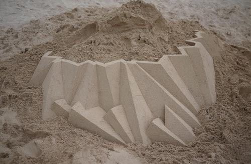 صور اشكال هندسية بديعة مصنوعة من الرمل على شاطيء هاواي
