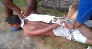 بالفيديو تعذيب لص برازيلي باستخدام الحشرات - شاهد بنفسك