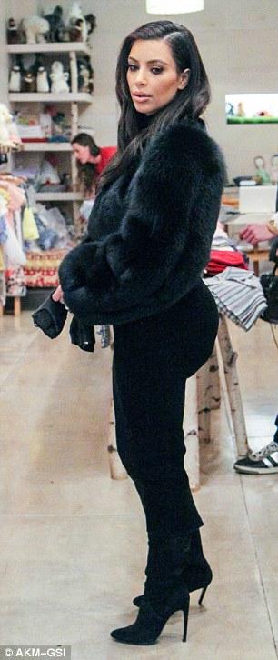 صور كيم كارداشيان وهي تتسوق ملابس طفلتها في نيويورك باطلالة جذابة جدا 2014