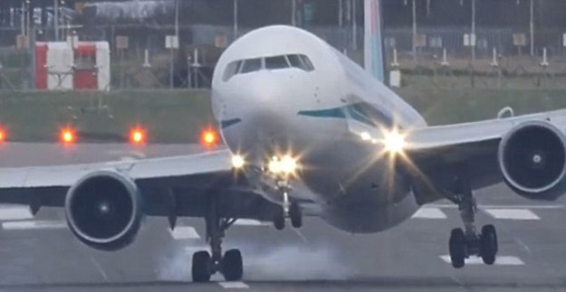 طيار بارع ينقذ طائرة بركابها من السقوط - صور وفيديو
