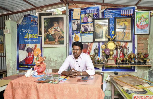 رسام هندي يبدع برسم الف لوحة باستخدام لسانه - صور وفيديو