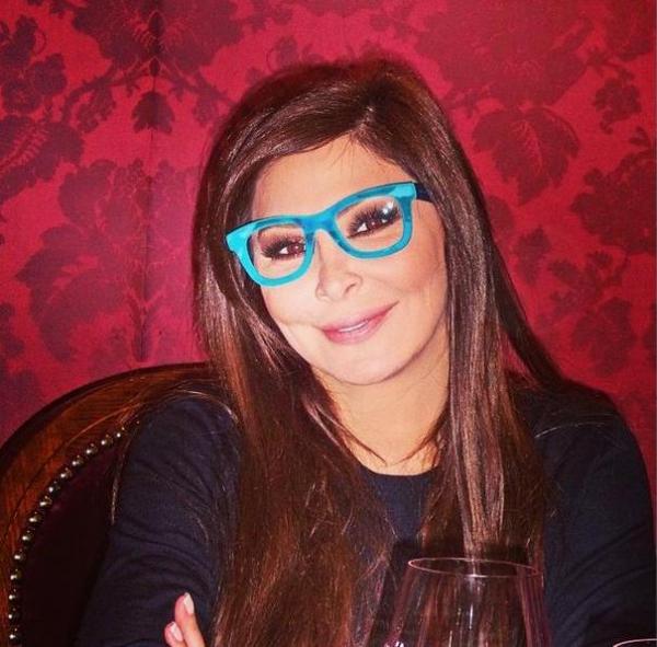 صور اليسا وهي ترتدي نظارة بلون ازرق سماوي في ميلانو 2014