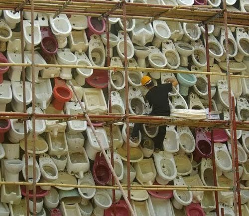سور مصنوع من المراحيض والاحواض في الصين
