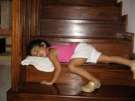 بالصور شاهد أغرب وضعيات النوم عند الكبار والصغار