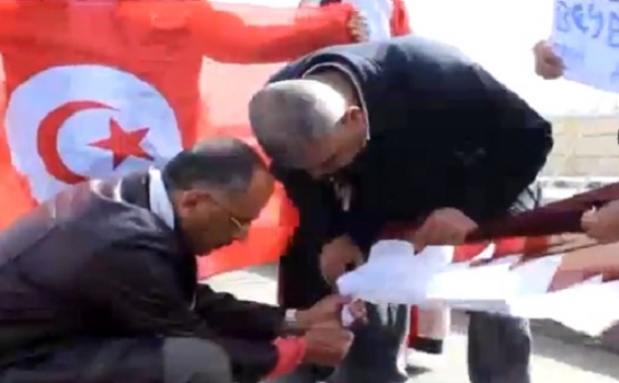 بالفيديو متظاهرون في مصر يحرقون علم تونس بدلا من علم تركيا