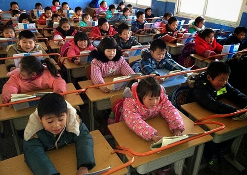بالصور مدرسة في الصين تحمي عيون الأطفال بطريقة غريبة