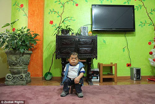 بالصور والفيديو شاهد أصغير رجل في العالم طول 68 سنتمترا