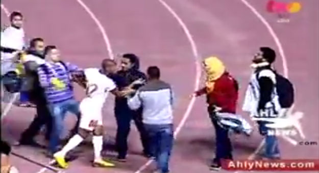بالفيديو اشتباك بالايدي بين لاعب الشرطة وصحفى في مباراة الزمالك اليوم