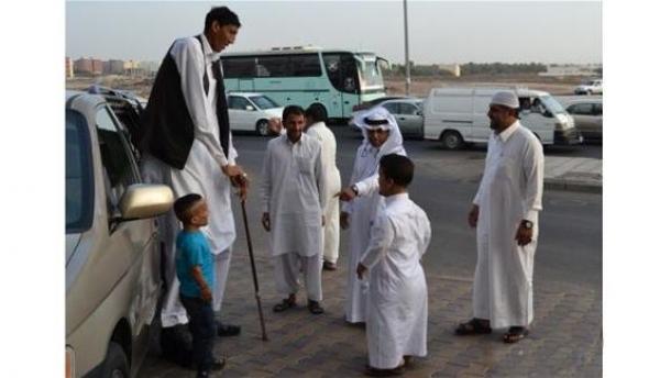 صور أطول وأقصر رجل في العالم في المدينة المنوَّرة لاداء العمرة