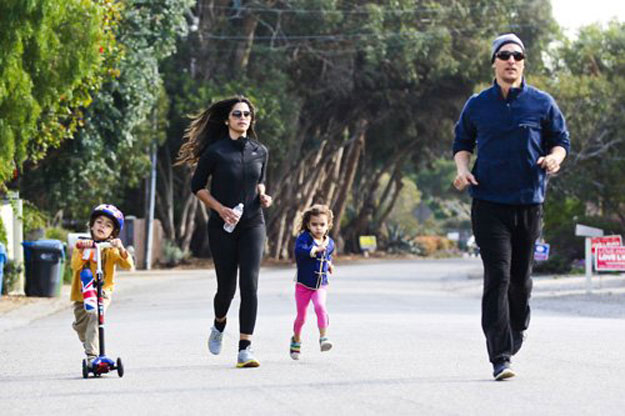 صور ماثو ماكونوتى مع زوجته كاميلا واولاده وهم بمارسون رياضة الجري