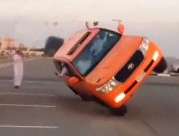 بالفيديو عريس قطري يقود سيارته على عجلتين