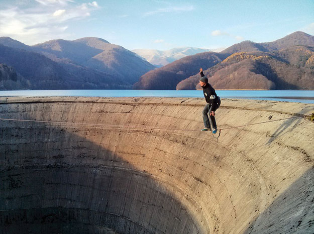 مغامر روماني يمشي فوق بئر عمقة 200 قدم بدون اي وسائل امان ,, صور وفيديو