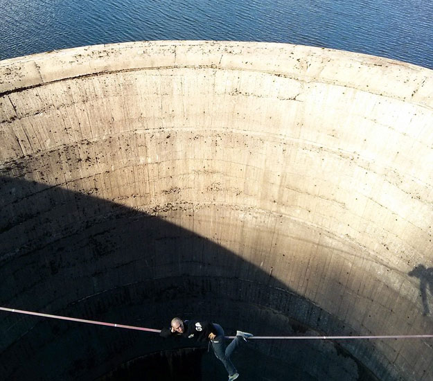 مغامر روماني يمشي فوق بئر عمقة 200 قدم بدون اي وسائل امان ,, صور وفيديو