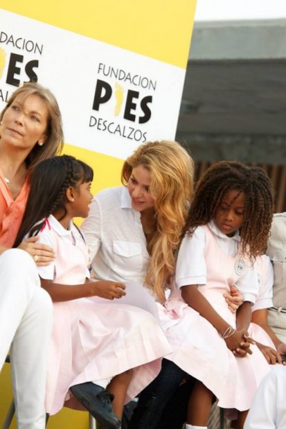 صور شاكيرا مع ابنها ميلان في كولومبيا لافتتاح مدرسة أطفال جديدة 2014