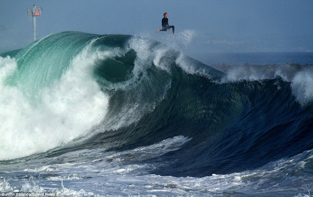 بالصور مغامر أمريكى يركب الامواج على ارتفاع 30 قدم