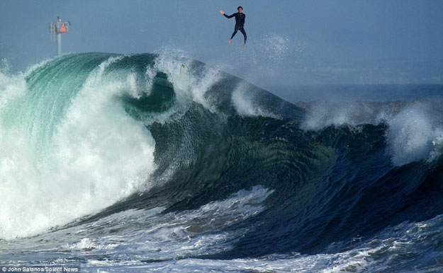 بالصور مغامر أمريكى يركب الامواج على ارتفاع 30 قدم