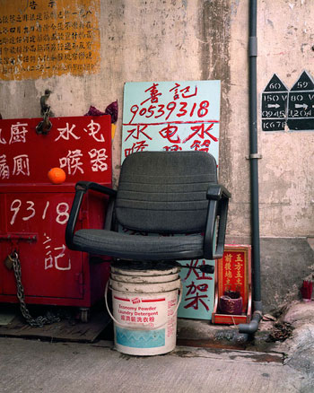 صور كراسي مصنوعة من المهملات في شوارع الصين
