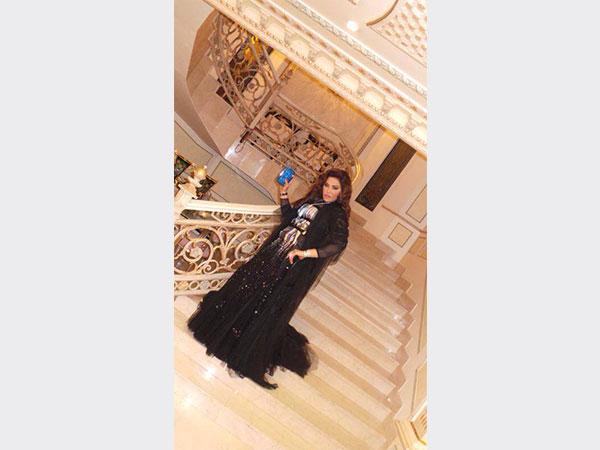 صور أحلام بفستان اسود طويل في حفل زفاف بقطر