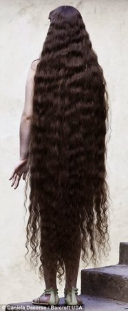 بالصور فتاة برازيلية فقيرة تبيع شعرها الطويل لاعانة والديها