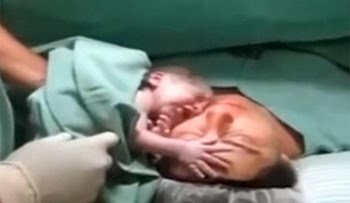 بالفيديو طفل حديث الولادة يعانق والدته بشدة ويرفض ان يتركها